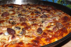 Pizza cu macrou afumat si calamar