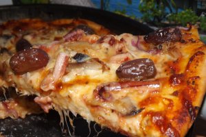 Pizza cu macrou afumat si calamar
