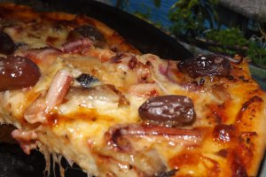 Pizza cu macrou afumat si calamar