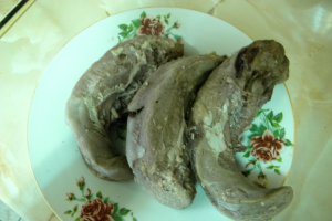 Rasol din limba de porc cu maioneza si hrean