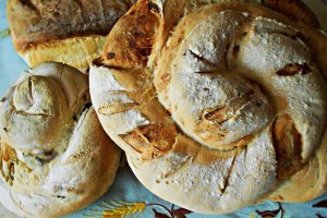 Specialități - pâine cu măsline - pâine cu bulion și busuioc