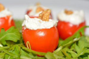 Rosii cherry umplute cu branza si nuci