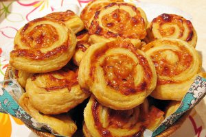 Rondele picante, din foietaj cu ketchup si chimen
