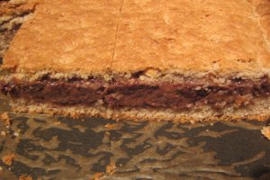 Prajitura cu  nuca si gem de prune