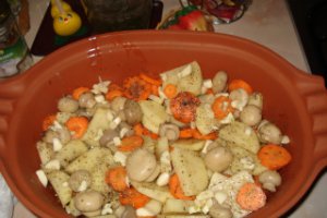 Aripioare cu legume in vasul roman
