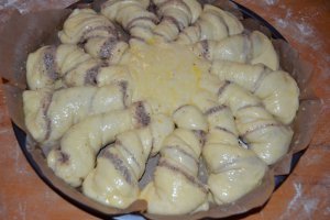 Cozonac floare cu nuca