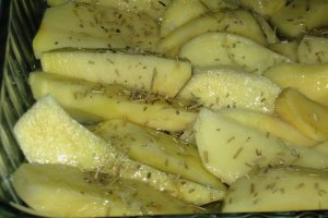 Aripioare si cartofi copti cu rozmarin si coriandru