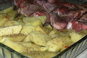 Aripioare si cartofi copti cu rozmarin si coriandru