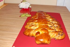 Cozonac " Bradut" de Craciun cu fructe deshidratate si nuci