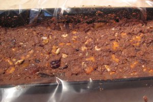 Desert tort Sah de biscuiti cu fructe confiate si nuca