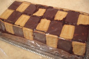 Desert tort Sah de biscuiti cu fructe confiate si nuca