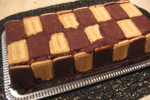 Desert tort Sah de biscuiti cu fructe confiate si nuca