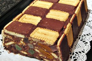 Desert tort Sah de biscuiti cu fructe confiate si nuca