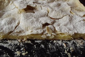 Cremsnit cu foietaj de casa