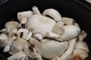 Salata de ciuperci cu castraveti si maioneza