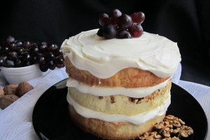 Tort cu struguri, nuci si crema de branza