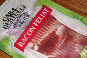 Rulouri de bacon afumat cu crema de branza