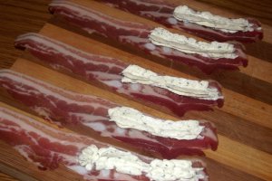 Rulouri de bacon afumat cu crema de branza