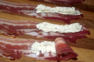 Rulouri de bacon afumat cu crema de branza