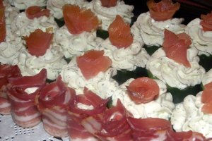 Rulouri de bacon afumat cu crema de branza