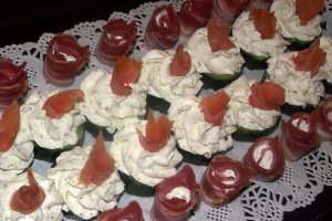 Rulouri de bacon afumat cu crema de branza