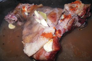 Picior de porc cu sos de hrean si smantana