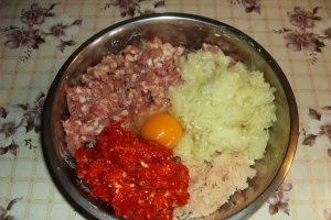 Rulada de carne cu ardei copti si oua