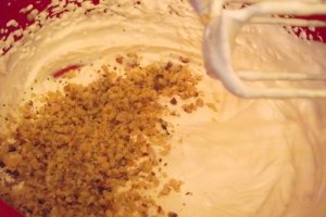 Desert prajitura cu crema de ciocolata si aroma de migdale