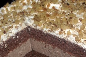 Desert prajitura cu crema de ciocolata si aroma de migdale