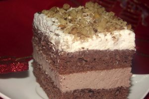 Desert prajitura cu crema de ciocolata si aroma de migdale