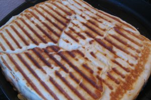 Sandwich-uri la tigaie cu preparate din carne