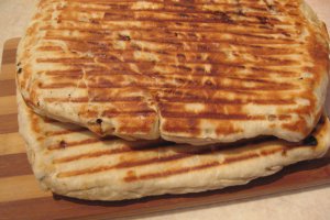 Sandwich-uri la tigaie cu preparate din carne