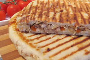 Sandwich-uri la tigaie cu preparate din carne