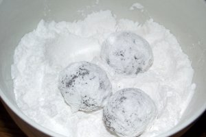 Fursecuri cu ciocolata si nuca (chocolate crinkles)