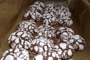 Fursecuri cu ciocolata si nuca (chocolate crinkles)