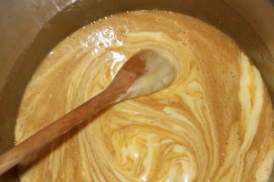 Prajitura cu nuci si crema caramel-Snickers