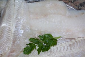Merluciu cu sos verde si legume la aburi
