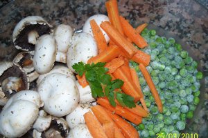 Merluciu cu sos verde si legume la aburi