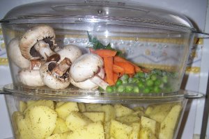 Merluciu cu sos verde si legume la aburi