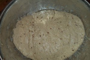 Paine neagra cu seminte de in si floarea soarelui