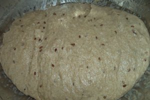 Paine neagra cu seminte de in si floarea soarelui