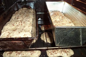Paine neagra cu seminte de in si floarea soarelui