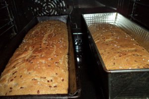 Paine neagra cu seminte de in si floarea soarelui