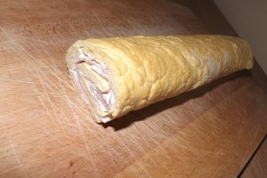 Rulada aperitiv cu crema de branza si sunca