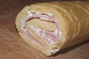 Rulada aperitiv cu crema de branza si sunca