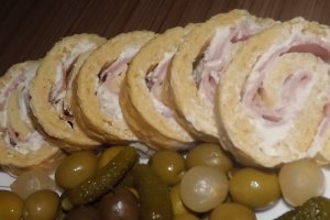 Rulada aperitiv cu crema de branza si sunca
