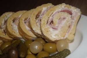 Rulada aperitiv cu crema de branza si sunca