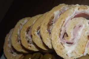 Rulada aperitiv cu crema de branza si sunca