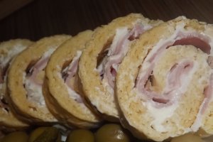 Rulada aperitiv cu crema de branza si sunca