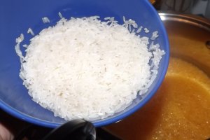 Budinca de orez cu gutui si crema de vanilie